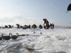 冬季雪天钓鱼技巧解析（探索冰封湖中的捕鱼秘籍）