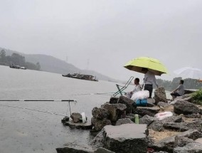 夏季雨天钓鱼技巧（解密夏季雨天钓鱼的窍门）