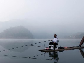 河中深潭钓鱼技巧教程（掌握技巧成为高手）