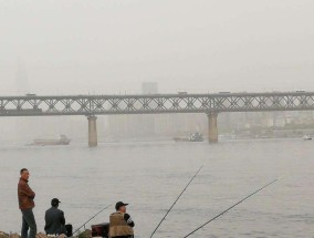 初夏雨季钓鱼技巧教程（掌握雨季钓鱼的窍门，享受初夏湿润的乐趣）