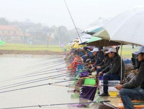 秋雨中钓鱼的技巧（享受雨中的渔乐）