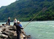 夏季降温钓鱼野钓技巧（享受清凉，畅快钓鱼乐趣）