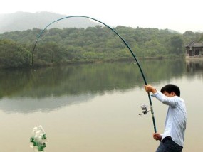 冬季水库海竿钓鱼技巧（寒冬中捕获丰收）