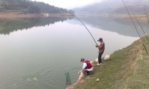 东北春季雨天钓鱼技巧（雨天钓鱼的关键技巧，让你丰收满载）  第2张