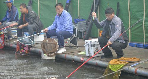 钓鱼撒饵技巧教学（提升钓鱼成功率的关键技巧）  第1张