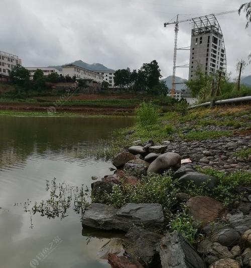 冬季下雨前钓鱼的技巧（寻找理想钓点的关键）  第3张