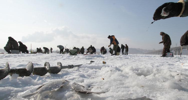 冬季雪天钓鱼技巧解析（探索冰封湖中的捕鱼秘籍）  第1张