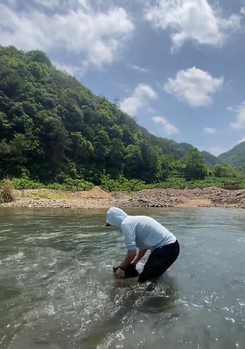 急流钓鱼的技巧与方法（掌握关键技巧）  第1张