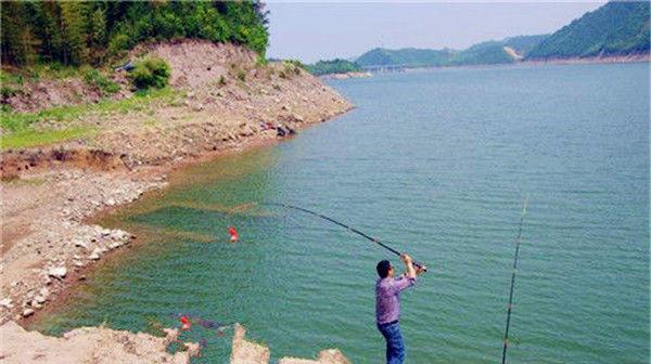 深水钓鱼技巧解析（掌握深水水域的钓鱼技巧）  第1张