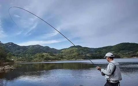 水库滑漂钓鱼技巧（享受水中缤纷世界的钓鱼乐趣）  第1张