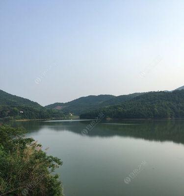 雨中水库钓鱼的技巧与方法（如何利用雨天增加水库钓鱼的成功率）  第1张