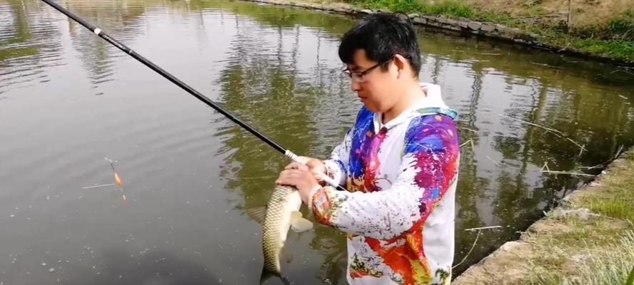 晚秋下雨天钓鱼技巧（优化钓鱼体验）  第1张