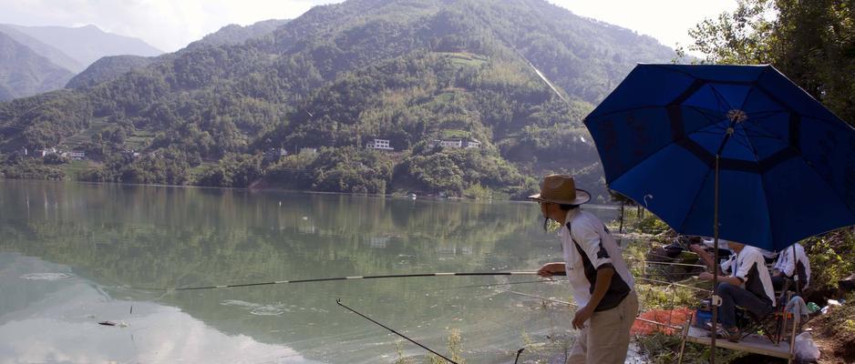 夏日钓鱼技巧大揭秘（享受钓鱼乐趣）  第1张