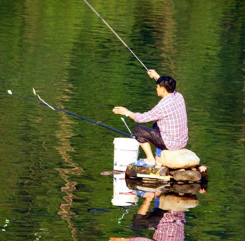 夏季最新钓鱼技巧（钓鱼达人分享夏季成功经验）  第1张