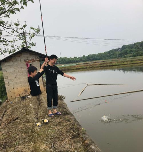 冬季阴雨天钓鱼技巧（如何在鱼塘阴雨天成功钓鱼）  第1张