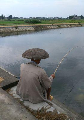 灞河下雨天如何在沙坑钓鱼？有哪些技巧可以提高渔获？  第1张